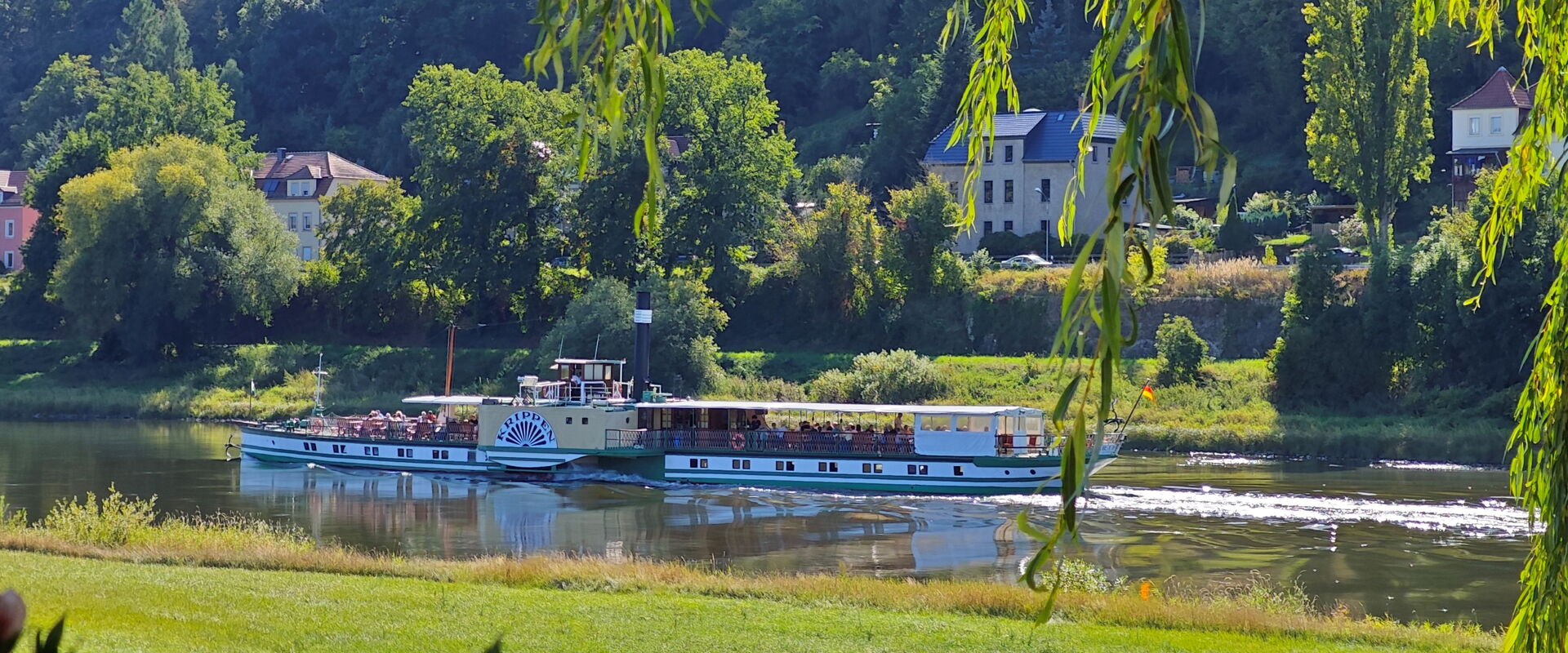 Schaufelraddampfer "Krippen" auf der Elbe | © Nicole Krone