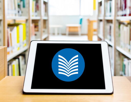 Vordergrund: Tablet mit dem Logo der Bibliothek | Hintergrund: Bücherregale
