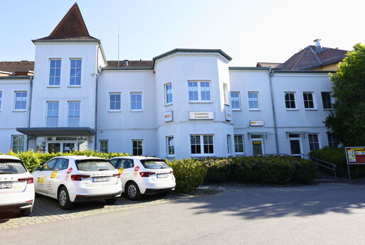 Sozialstation des ASB in Cossebaude: Außenansicht, Blick vom Parkplatz