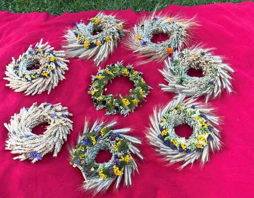 8 unterschiedlich gebundene Kränze, die aus Naturmaterialien gebunden worden sind