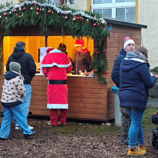 Der Weihnachtsmann nascht auch gern.