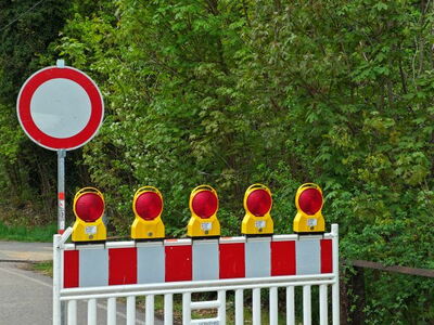 Baustellenabsperrung mit Warnleuchten Links im Bild: Verkehrsschild "Einfahrt verboten" | Rechts daneben: Baustellenabsperrung mit fünf Warnleuchten