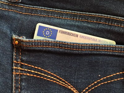 Gesäßtasche einer Jeans mit dem Führerschein der Bundesrepublik Deutschland Gesäßtasche einer Jeans, aus der ein Führerschein der Bundesrepublik Deutschland herausragt