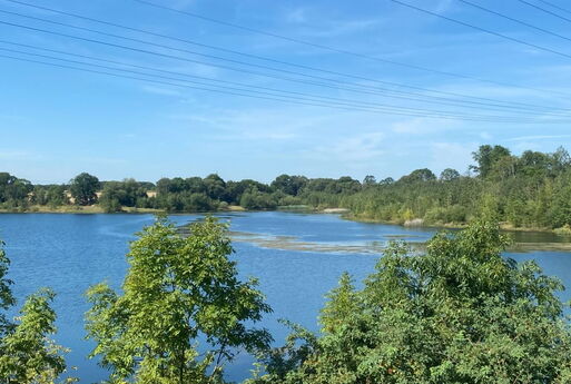 Blick über die Böschung auf das Wasser des Oberbeckens des Pumpspeicherwerks Niederwartha