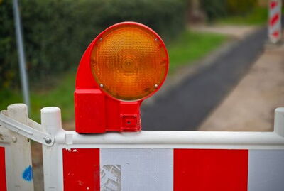 Rot-Weiße-Baustellenabsperrung mit Warnleuchte