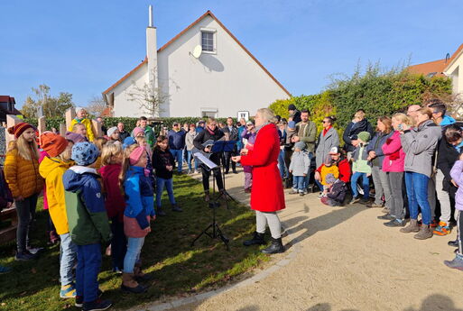 Kinderchor "Elblerchen" bei der Jahrgangsbaumpflanzung im Jahr 2024